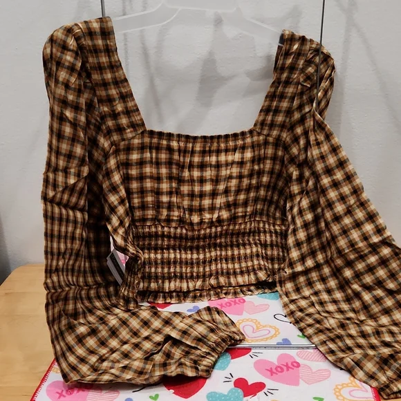 Black and tan plaid crop top with gathered long sleeves - Picture 5 of 6